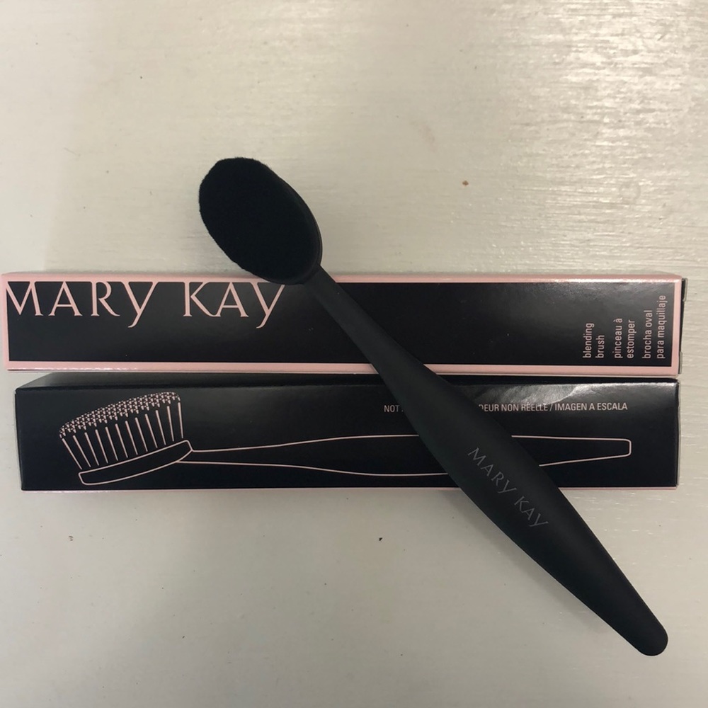 Foundation blending brush